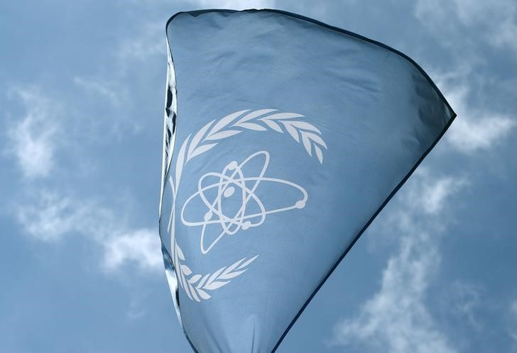 © Reuters. The flag of the IAEA flies in front of its headquarters in Vienna