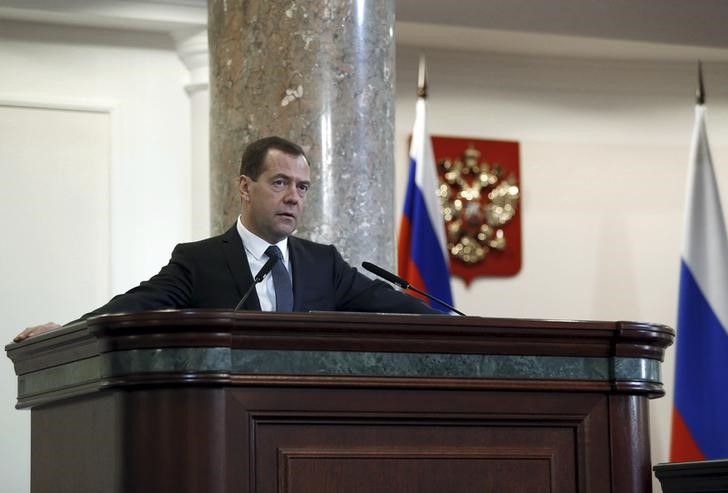 © Reuters. Russia's Prime Minister Dmitry Medvedev delivers a speech during the finance ministry's expanded board meeting in Moscow