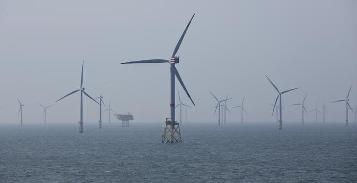 © Reuters. Wind turbines are pictured in RWE Offshore-Windpark Nordsee Ost in the North sea, 30 km from Helgoland