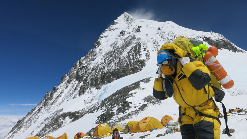 © Reuters. Alpinista visto em acampamento no Everest