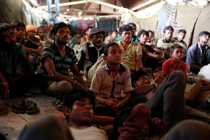 © Reuters. Pessoas assistindo filme em cinema improvisado em Nova Délhi