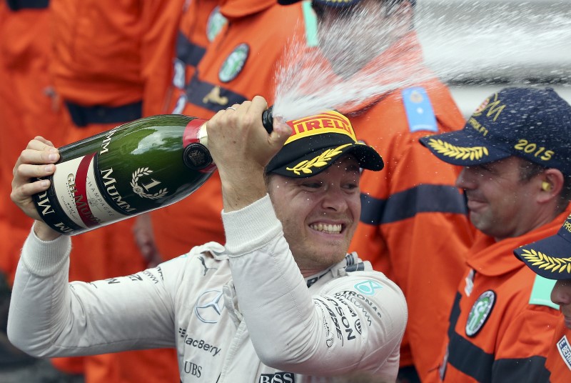 © Reuters. Mercedes Formula One driver Rosberg of Germany sprays champagne after winning the Monaco F1 Grand Prix