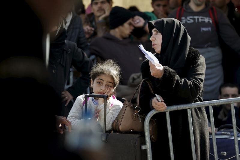 © Reuters. اللاجئون من الشرق الأوسط يساعدون في تحقيقات جرائم الحرب