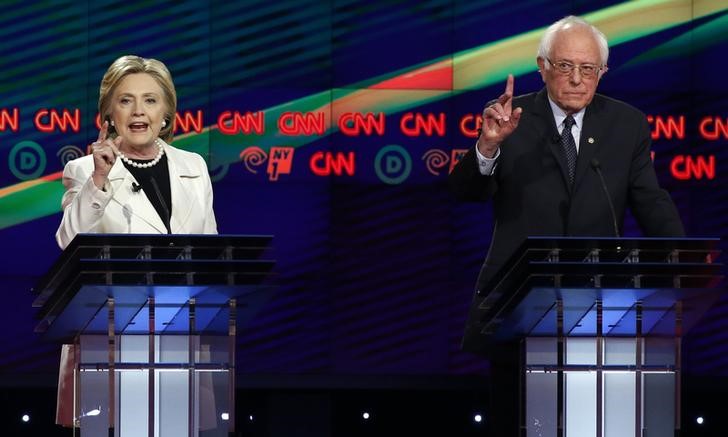 © Reuters. Democratic U.S. presidential candidates Clinton and Sanders both gesture during a Democratic debate in New York