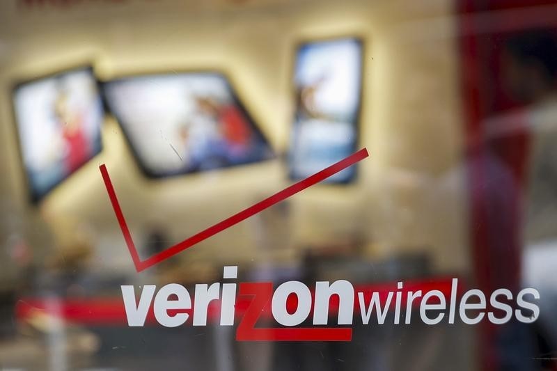 © Reuters. File photo of the entrance to a Verizon wireless store in New York