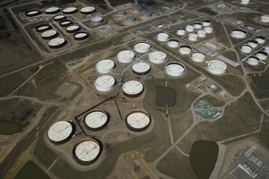 © Reuters. Crude oil storage tanks are seen from above at the Cushing oil hub in Cushing