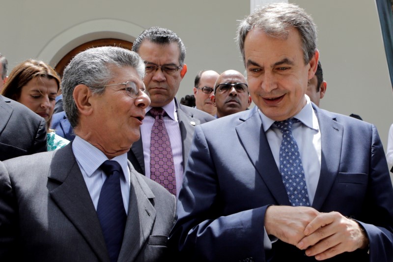 © Reuters. Henry Ramos Allup, President of the National Assembly talks with former Spanish prime minister Jose Luis Rodriguez Zapatero, during their meeting at the National Assembly in Caracas