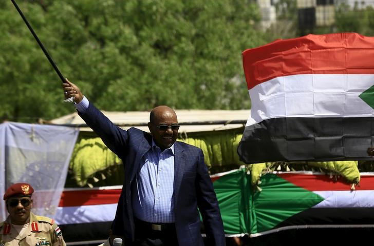 © Reuters. Sudanese President Omar Hassan al-Bashir waves to the crowd during a war torn Darfur peace campaign rally at Nyala in South Darfur