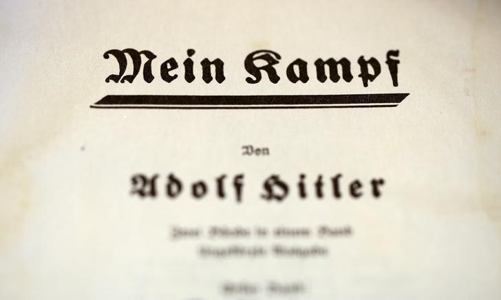 © Reuters. Primeira página de exemplar de 1940 do livro "Mein Kampf", de Adolf Hitler