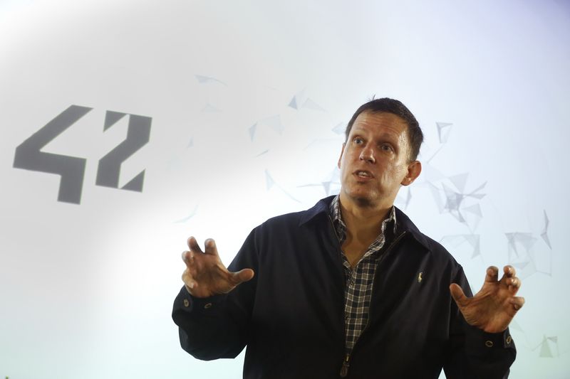 © Reuters. Peter Thiel, the Silicon Valley investor who co-founded PayPal, talks to students during his visit  to the 42 school campus in Paris