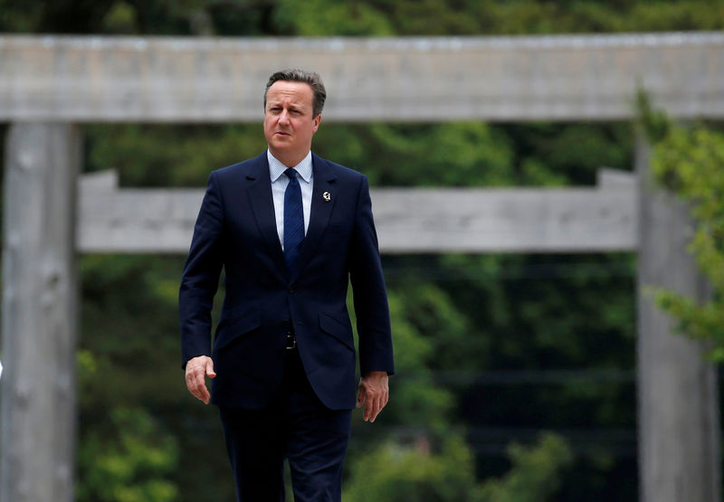 © Reuters. Britain's Prime Minister Cameron walks on Ujibashi bridge as he visits Ise Grand Shrine in Ise ahead of the first session of  the G7 summit meetings.