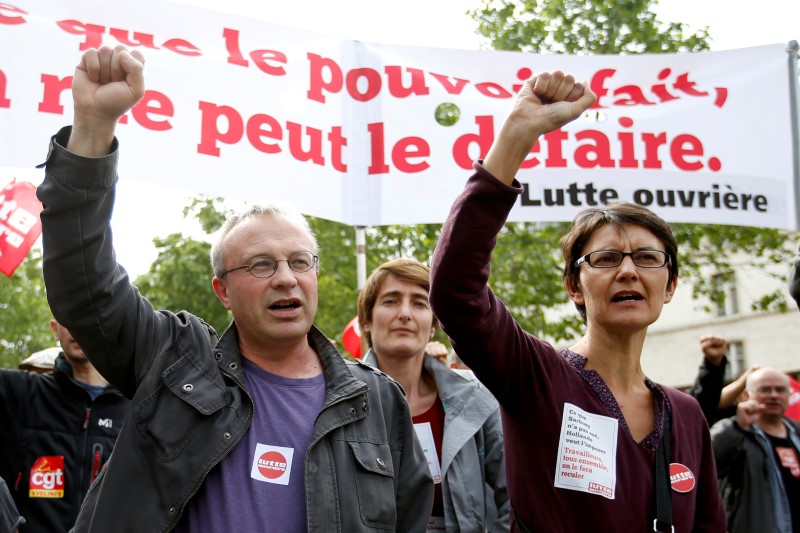 © Reuters. Jean-Pierre Mercier, CGT union representative and Nathalie Arthaud, France's extreme-left Lutte Ouvriere political party leader march during a demonstration in protest of the government's proposed labour law reforms in Paris