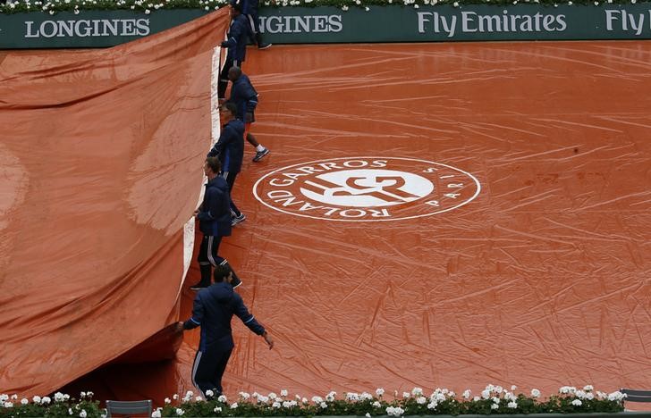 © Reuters. الأمطار توقف مباريات بطولة فرنسا للتنس