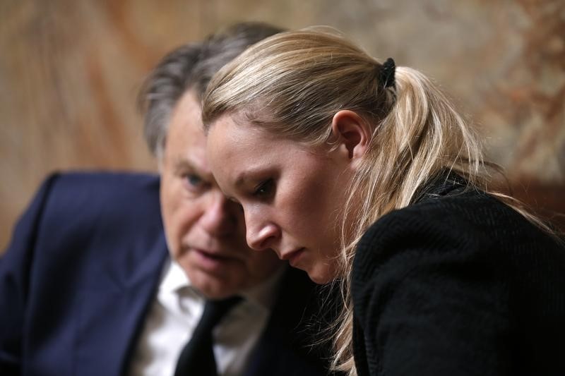 © Reuters. À BÉZIERS, MARION MARÉCHAL-LE PEN ET GILBERT COLLARD CLAQUENT LA PORTE D'UN COLLOQUE