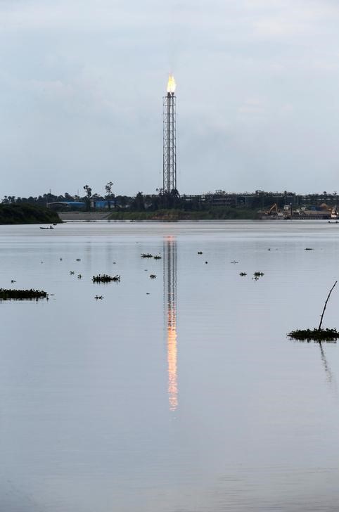 © Reuters. Militantes atacan un importante oleoducto de Nembe en el Delta de Nigeria