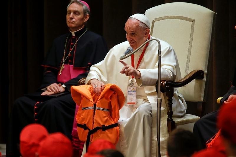 © Reuters. البابا فرنسيس لمئات الأطفال: المهاجرون ليسوا خطرا ولكن في خطر