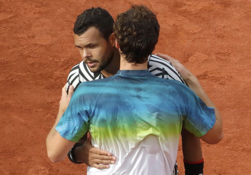 © Reuters. Tennis - French Open - Roland Garros - Latvia's Ernests Gulbis v Jo-Wilfried Tsonga