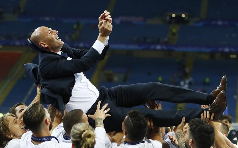© Reuters. ريال مدريد يهزم أتليتيكو ويتوج باللقب الأوروبي للمرة 11