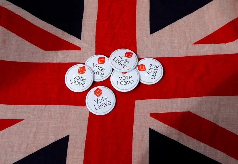 © Reuters. Badges are displayed on a Union flag during a Vote Leave rally in Exeter