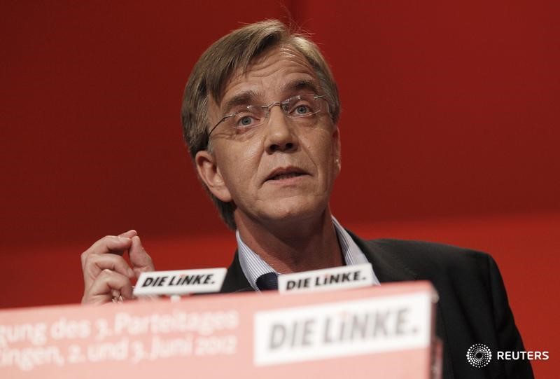 © Reuters. Bartsch, party manager of Germany's left wing Die Linke party, gives a speech at a federal party congress in Goettingen