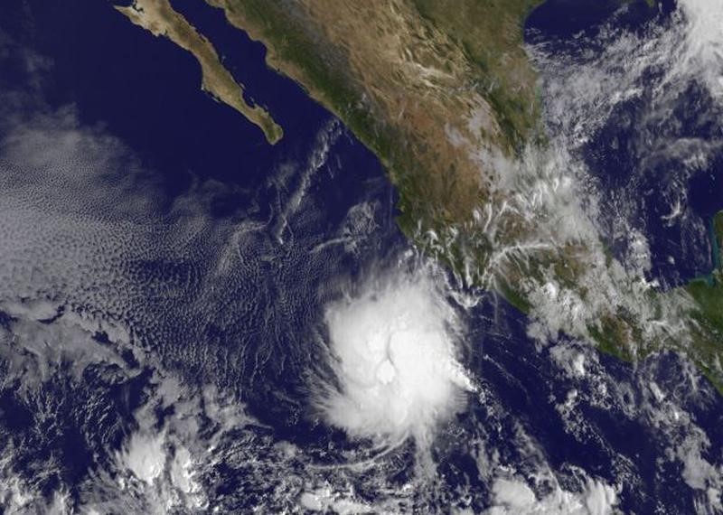© Reuters. Tormenta tropical Bonnie se acerca a Carolina del Sur, en EEUU
