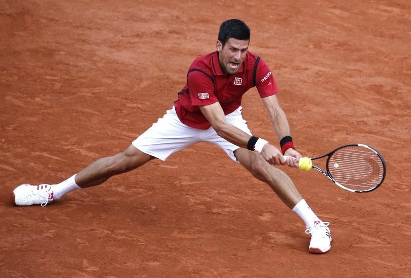 © Reuters. Djokovic avanza a octavos en el Roland Garrós, Tsonga se retira