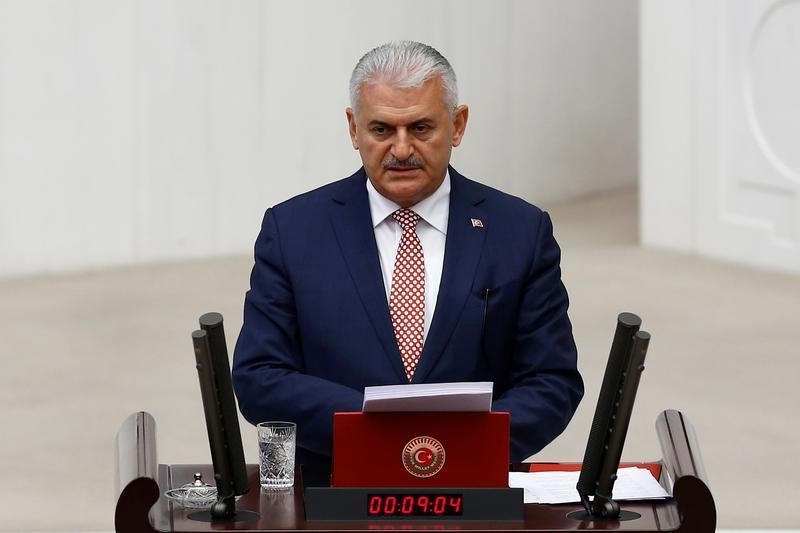 © Reuters. Turkey's new Prime Minister Binali Yildirim reads his government's programme at the Turkish parliament in Ankara