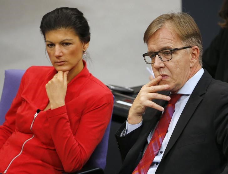 © Reuters. eft-wing Die Linke party members Wagenknecht and Bartsch addresses Bundestag session in Berlin