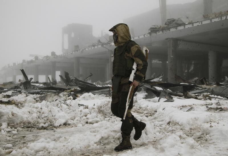 © Reuters. مقتل خمسة جنود أوكرانيين في هجمات شنها انفصاليون