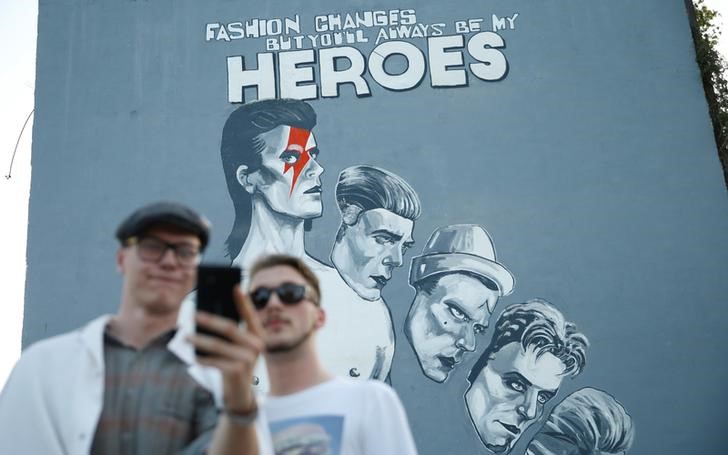 © Reuters. Bosnia rinde tributo a David Bowie con un enorme mural