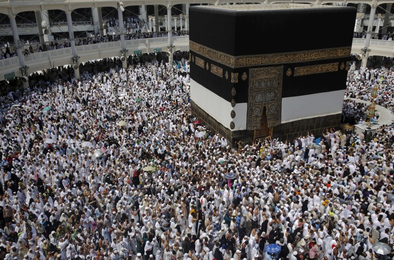 © Reuters. Muslim pilgrims pray around the holy Kaaba at the Grand Mosque ahead of the annual haj pilgrimage in Mecca