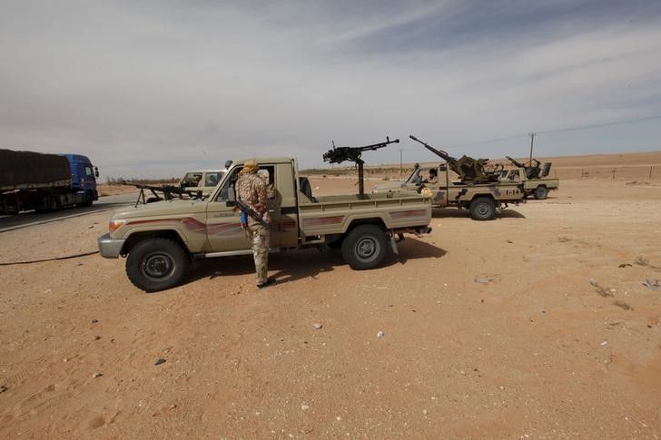 © Reuters. Libyan military vehicles are pictured at a checkpoint in Wadi Bey, west of the Islamic State-held city of Sirte