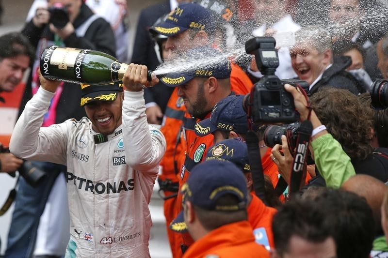 © Reuters. Hamilton logra su primer triunfo del año en Mónaco, Alonso se queda quinto
