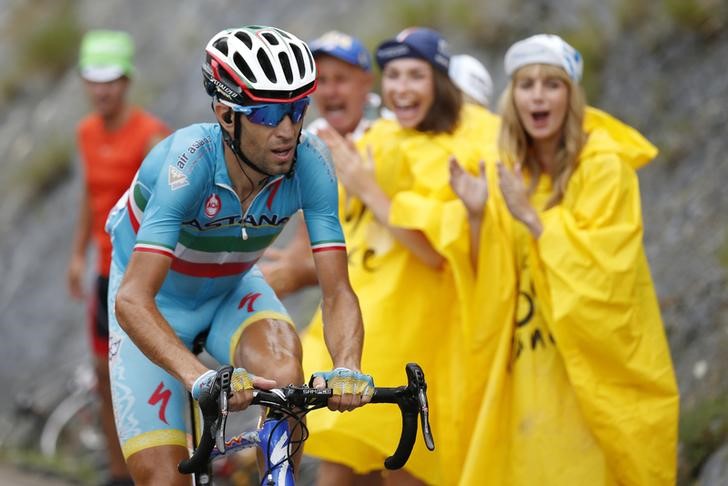 © Reuters. Astana rider Vincenzo Nibali of Italy cycles during the 19th stage of the 102nd Tour de France cycling race