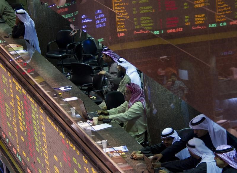 © Reuters. فشل صفقة بيع أمريكانا يضغط على بورصة الكويت وتباين أسواق الأسهم الأخرى في الشرق الأوسط