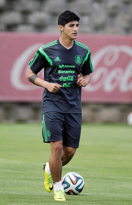 © Reuters. Mexico's striker Alan Pulido runs during a practice session in Mexico City