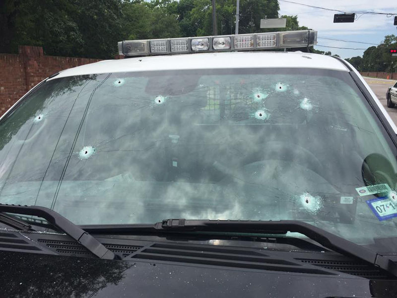 © Reuters. A Houston Police Department patrol car is shown with bullet holes in its windshield in Houston