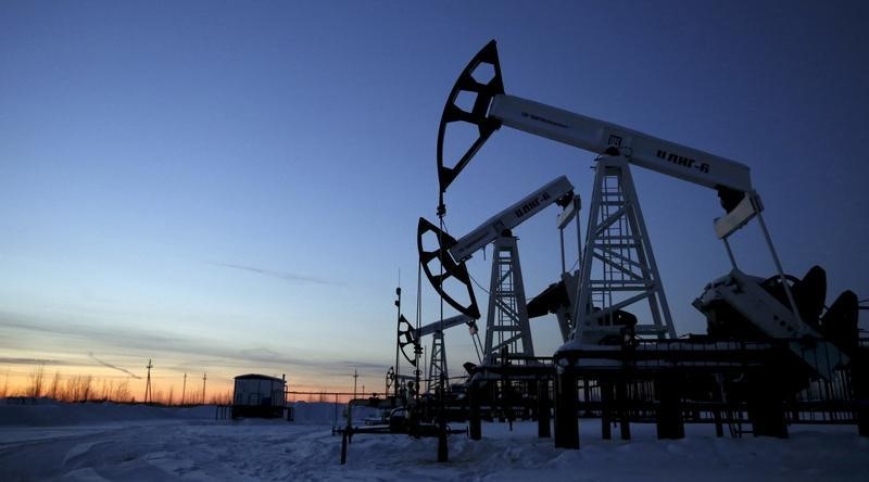 © Reuters. File photo of pump jacks at Lukoil company owned Imilorskoye oil field outside West Siberian city of Kogalym
