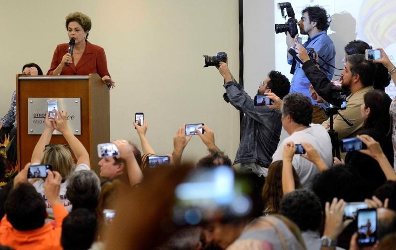 © Reuters. Rousseff dice que su juicio político busca frenar pesquisas sobre Petrobras