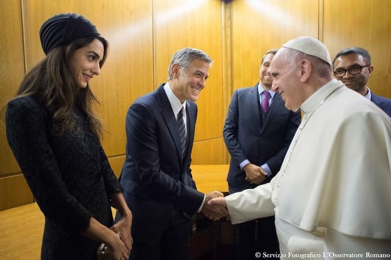 © Reuters. El papa Francisco condecora a Richard Gere, George Clooney y Salma Hayek