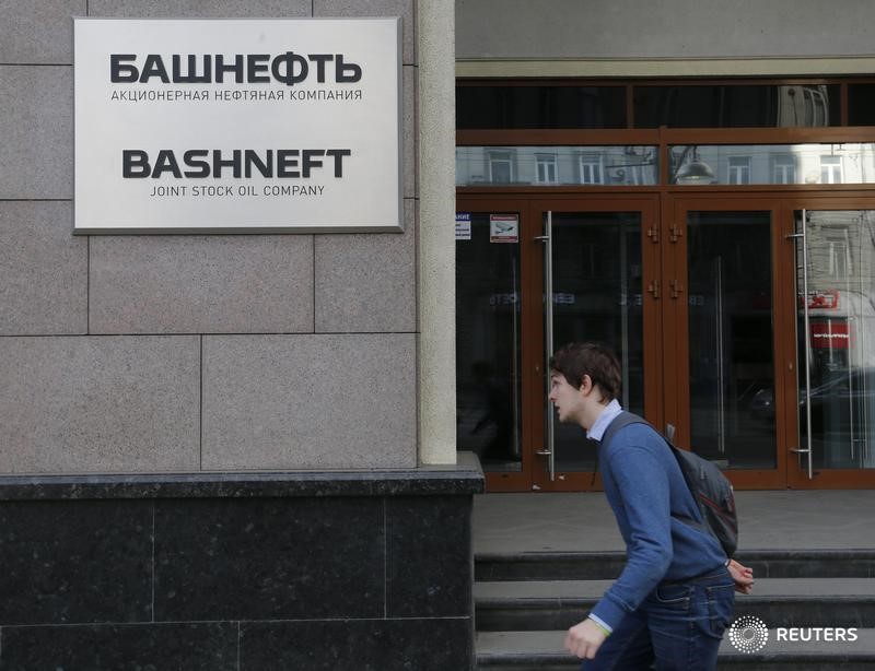 © Reuters. Прохожий идет мимо штаб-квартиры Башнефти в Москве