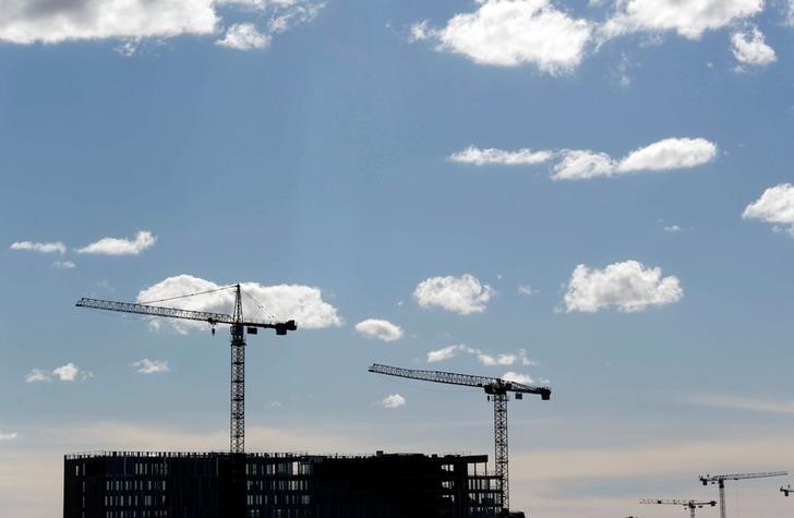 © Reuters. Construction cranes are seen on the building site of a new apartment housing complex in Bordeaux, Southwestern France