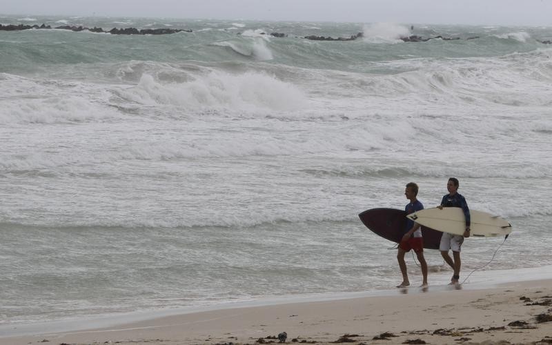 © Reuters. خفض تصنيف العاصفة المدارية بوني مع اقترابها من ساحل ساوث كارولاينا
