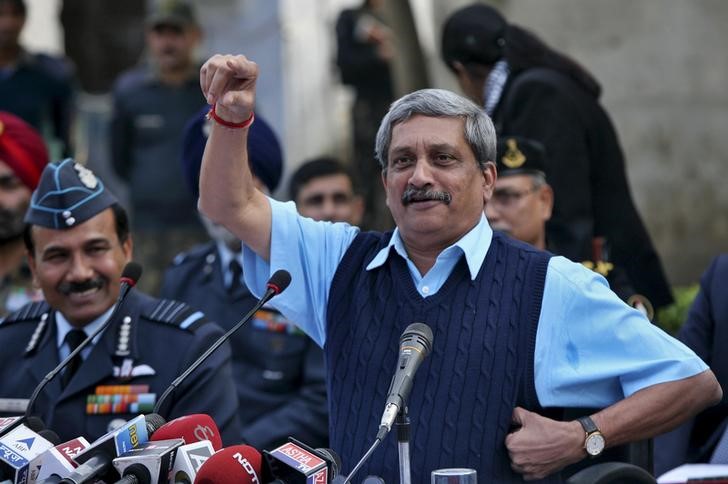 © Reuters. India's Defence Minister Parrikar gestures during a news conference as India's Air Chief Marshal Raha watches at IAF base at Pathankot