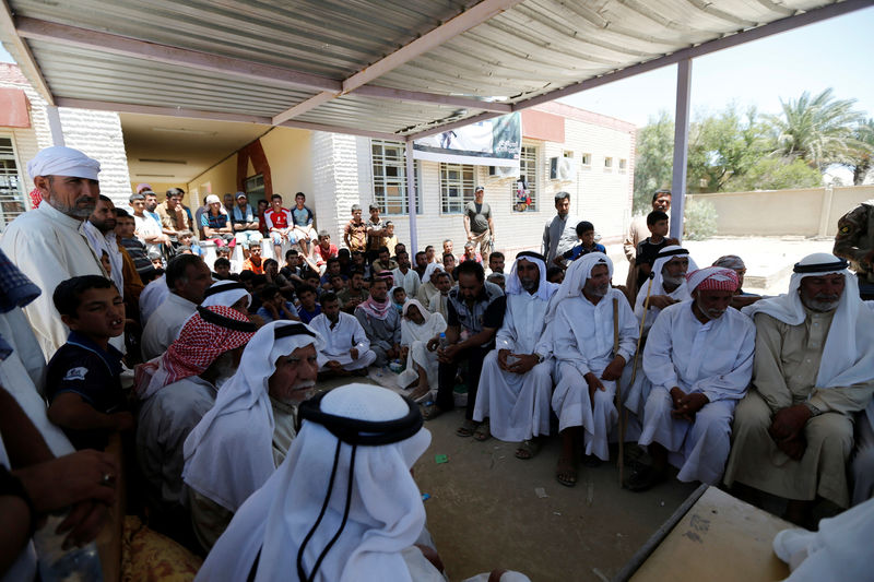 © Reuters. Civilians who fled their homes due to the clashes on the outskirts of Falluja, gather in the town of Garma