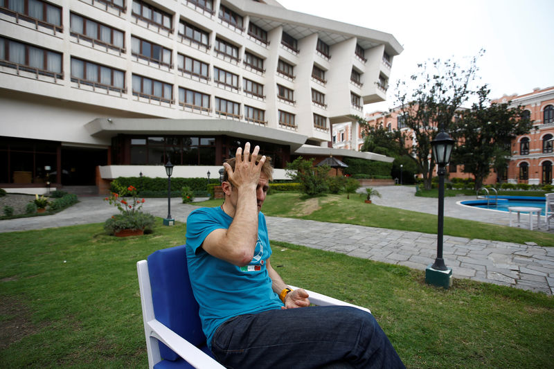 © Reuters. Ueli Steck, a mountaineer from Switzerland, speaks to the media during an interview at a hotel in Kathmandu