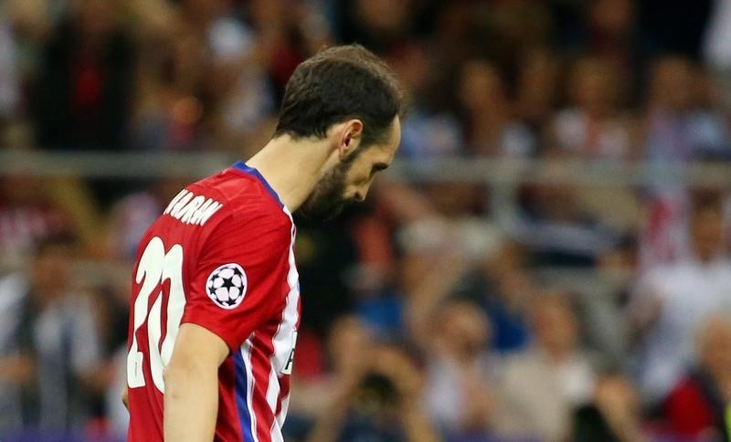 © Reuters. Juanfran agradece el apoyo de la afición del Atlético tras fallar el penalti