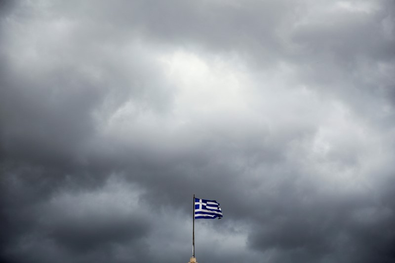 © Reuters. A Greek national flag flutters atop the Athens' University