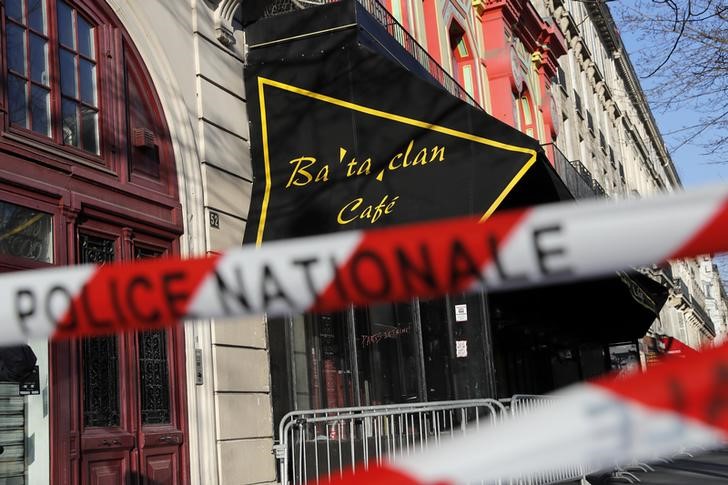 © Reuters. Casa de shows Bataclan, alvo de ataque em Paris, é isolada pela polícia para visita de investigadores quatro meses após tragédia