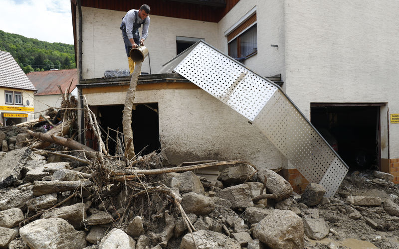 © Reuters. Man looks at the damage caused by the floods in the town of Braunsbach in Baden-Wuerttemberg